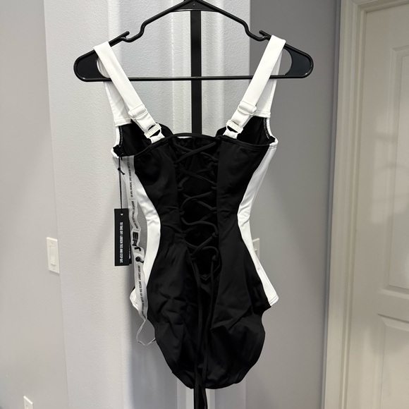 TA3 Lifty Contour Black And White One Piece Reg/Long Shapewear Swimsuit XS D/DD - Picture 11 of 14